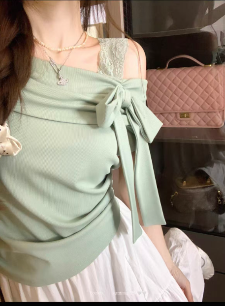 ເສື້ອຍືດແຂນສັ້ນ ໄຫຼ່ລາດ ດີໄຊນ໌ພິເສດ ງາມໂດດເດັ່ນ ເປີດໄຫຼ່ ຊ່ວຍໃຫ້ຮູບຮ່າງເບິ່ງຜອມ